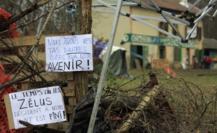 Les "zadistes" opposés au projet du centrer parcs de Roybon, se sont installés en forêt de Chambaran.