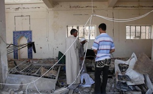 Des habitants de Mossoul sur les lieux de l'explosion d'une bombe, vendre 9 août 2009. L'attentat suicide a fait 38 morts.