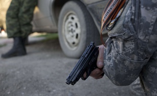 Illustration d'un homme en tenue militaire portant une arme.