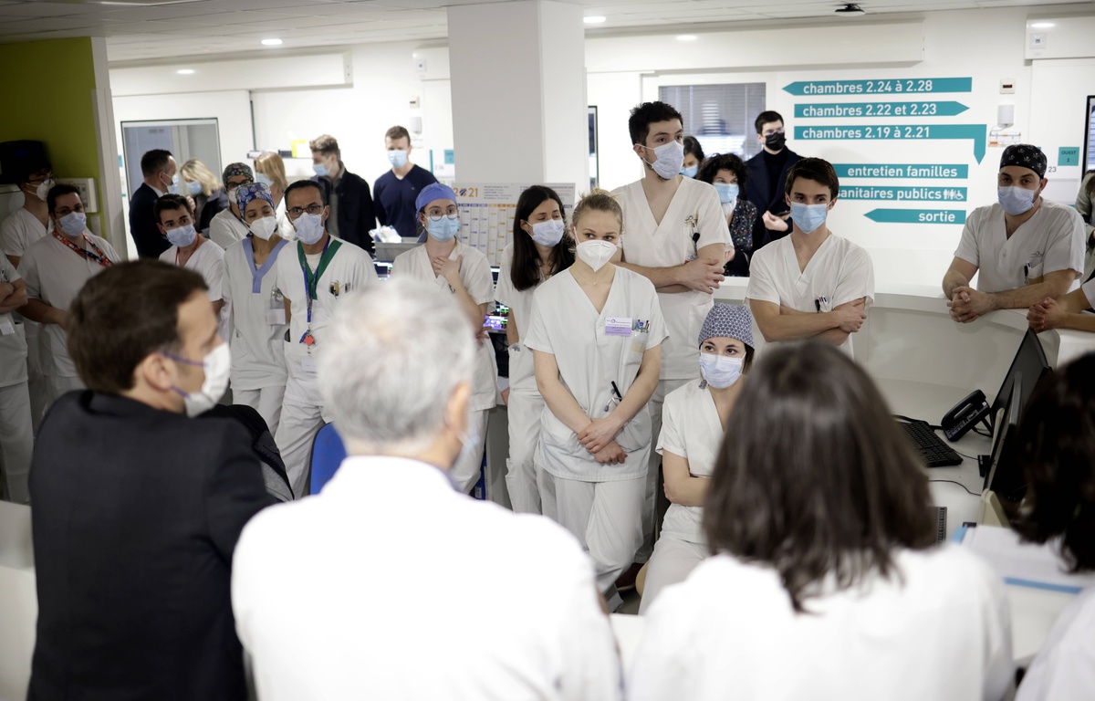 Numéro De Téléphone De L Hôpital De Poissy Des soignants qui tournent ostensiblement le dos à Emmanuel Macron ? Gare à  ces images