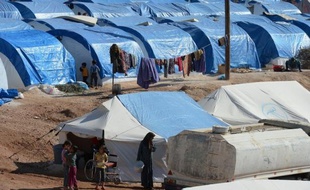 Quelque 8.000 Syriens ont franchi la frontière turque dans la nuit de jeudi à vendredi pour fuir les combats qui opposent l'armée du président Bachar al-Assad et les rebelles au poste-frontière de Ras-al-Ain