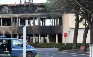 Le péage de Narbonne, les locaux de la direction régionale de Vinci et ceux du peloton de gendarmerie ont été incendiés une première fois dans la nuit du 1er au 2 décembre.