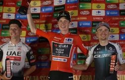 Les coureurs de la Vuelta ont organisé une cérémonie sur un parking d’hôtel