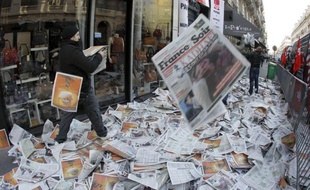 Des milliers de quotidiens ont été déversés sur la chaussée lundi matin à Paris, une action coup de poing menée par certains syndicats CGT de la presse pour protester contre des plans de licenciement dans la presse écrite, a constaté un journaliste de l'AFP.