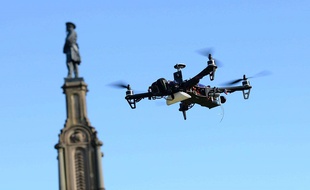 Un drone survole le parc Forsyth à Savannah, en Géorgie.