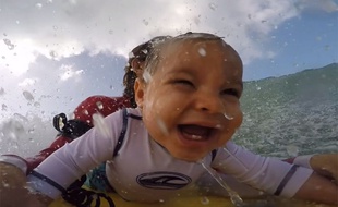 Capture d'écran de la vidéo publiée par Jorge Tirado qui surfe avec son fils de neuf mois.