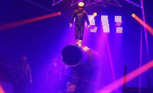 L'Homme Fusée, est un spectacle qui revisite l'Homme Canon, au cirque Arlette Gruss.