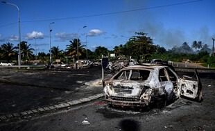 Le couvre-feu a été étendu jusqu'au 28 novembre en Guadeloupe, alors que les stigmates des manifestations s'affichent dans la rue