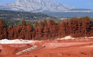 Le site de Mange-Garri entre Gardanne et Bouc-Bel-Air, recouvert de poussière rouge avec en fond la Sainte-Victoire.