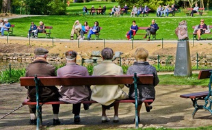 Des retraités sur un banc au jardin des plantes du Mans