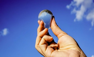 La jeune start-up Skipping Rocks Lab a mis au point une solution qui permettrait de se passer de bouteilles en plastique.