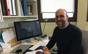 Le chercheur Luc Dupuis dans son bureau, à la faculté de médecine de Strasbourg
