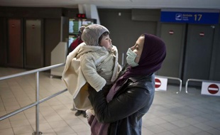 Un bébé algérien souffrant d'une maladie immunitaire sévère est arrivé à Lyon (centre-est) jeudi pour y subir une greffe de moelle osseuse, réalisée pour des raisons "humanitaires" malgré un contentieux financier entre la France et la sécurité sociale algérienne.