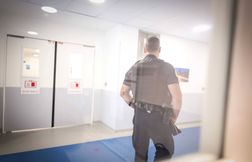 Après une dispute, une femme lance une dizaine de couteaux dans un hôpital …