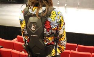 Fixé et sanglé sur le dos, le Subpac est connecté à la régie son par un boîtier qui retranscrit les sons par vibrations.