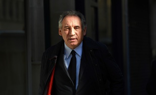 François Bayrou, marchant dans les rues de Paris, le 11 mai 2017.