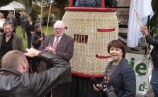 Martine Aubry et Pierre Mauroy, devant le géant à l'effigie de l'ancien premier ministre inauguré pour ses 80 ans.