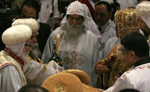 Chenouda III (2e D), le Primat de l'Eglise copte orthodoxe célèbre la messe de minuit, dans la cathédrale du Caire, le 6 janvier 2010.
