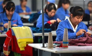 Des ouvrières dans une usine de textile en Chine, le 18 septembre 2013.