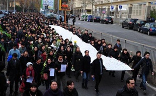 Des milliers de commerçants et immigrés chinois ont manifesté mardi à Rome contre le manque de sécurité dans la capitale italienne après un vol à la tire au cours duquel un de leurs compatriotes et son bébé ont été tués la semaine dernière.