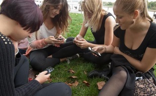 Les jeunes sont particulièrement concernés par l'addiction au téléphone portable.