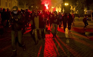 Des manifestants pro-Ukrainiens marchent vers la Maison des Syndicats, qui a brûlé à la suite d'un incendie criminel, le 4 mai 2014.