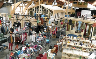 Mobilier, livres, vaisselle et autres vêtements sont en vente au Comptoir.