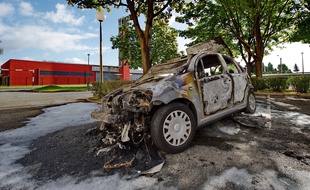 Une carcasse de voiture brûlée à Lille après la nuit du 14-Juillet.