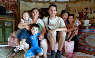 Renaud Meyssonnier dans une famille lors de son voyage en Mongolie.