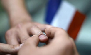 Un appel signé par 100 députés PS a été publié mardi sur le site d'information en ligne Médiapart en faveur du projet de loi sur le mariage homosexuel mais également favorable à la procréation médicale assistée (PMA) qui n'est pas prévue par le texte.