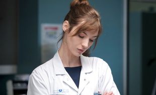 Louise Bourgoin campe Chloé, une interne expérimentée, dans «Hippocrate».