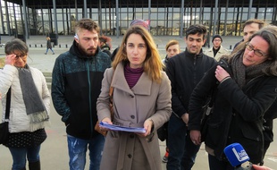 Stéphanie, belle-mère d'Adrien, gravement blessé lors de la manifestation du 29 décembre, a pris la parole devant le palais de justice.