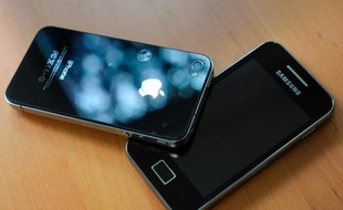 Un iPhone du géant américain Apple (g) et un modèle Galaxy de son concurrent coréen Samsung, en 2011