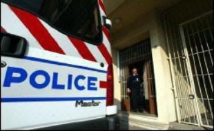 Le parquet de Bobigny a ouvert mardi une information judiciaire pour "tentative d'homicide" et "détention d'arme" après le match de football amateur samedi à La Courneuve à l'issue duquel trois personnes ont été légèrement blessées par balle, a-t-on appris de source judiciaire.