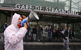 Strasbourg le 15 septembre 2015. Rémi Verdet, président de l'association Stiop transports Halte au nucléaire, mène une action d'information contre le nucléaire devant la gare.