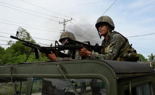 L'armée philippine intensifiait ses opérations dimanche à Zamboanga (sud) contre des indépendantistes musulmans qui ont lancé il y a une semaine une attaque ayant fait plusieurs dizaines de morts.