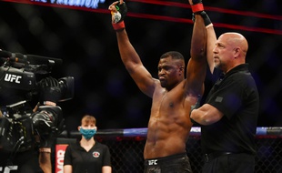 Francis Ngannou a décroché la ceinture des lourds de l'UFC, le 27 mars 2021.