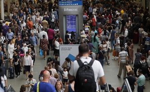 Des passagers à la gare de St. Pancras à Londres (illustration).