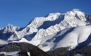 Le massif du Mont Blanc vu depuis Megève, en Haute-Savoie, le 8 décembre 2011