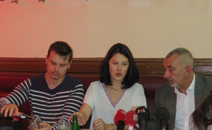 La mère de Marin, Audrey, était accompagnée de son époux (à gauche) et de l'avocat de Marin, Frédéric Doyez (à droite), ce mercredi lors d'un point presse dans un café lyonnais.
