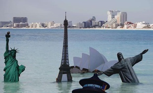 Greenpeace illustre les dangers du réchauffement climatique en immergeant les monuments célèbres du monde, à Cancun, le 8 décembre 2010.