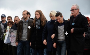 Jonathann Daval, soutenu par ses beaux-parents lors d'une marche blanche, accuse désormais son beau-frère (à gauche) du meurtre d'Alexia.