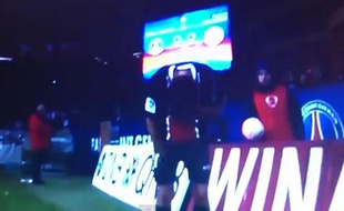 Capture d'écran du match PSG - Montpellier, lorsque Nenê reçoit un ballon dans la figure, lancé par un ramasseur de balle le 19 février 2012.
