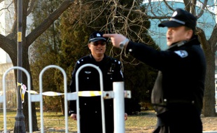 Des policiers montent la garde devant un tribunal qui juge un cas de corruption le 22 janvier 2014 à Pékin