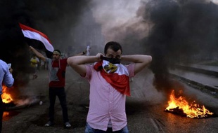 Un tribunal militaire égyptien a condamné mardi, pour la première fois depuis la destitution début juillet du président islamiste Mohamed Morsi, un membre des Frères musulmans à la perpétuité, et 51 autres à des peines de prison pour l'agression de militaires à Suez