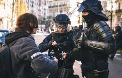 Un texte passé en douce n’autorise plus les journalistes en manifestation ?