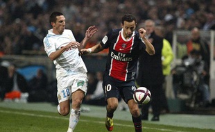 Nenê le Parisien à la lutte avec Morgan Amalfitano le Marseillais lors du classico de la 15e journée de Ligue 1 le 27 novembre 2011.