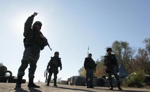 Des hommes portant l'uniforme des forces spéciales Berkout à un check-point près de Lougansk, le 11 octobre 2014