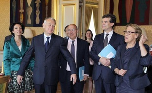 Le chef du gouvernement est entouré des ministres Michel Sapin (Travail), Arnaud Montebourg (Redressement productif), Marylise Lebranchu (Fonction publique) et Marisol Touraine (Affaires sociales).
