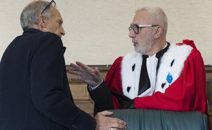 Raphaël Sanesi de Gentille, l'avocat général, discute avec l'un des avocats de Berkane Makhlouf au procès dit de